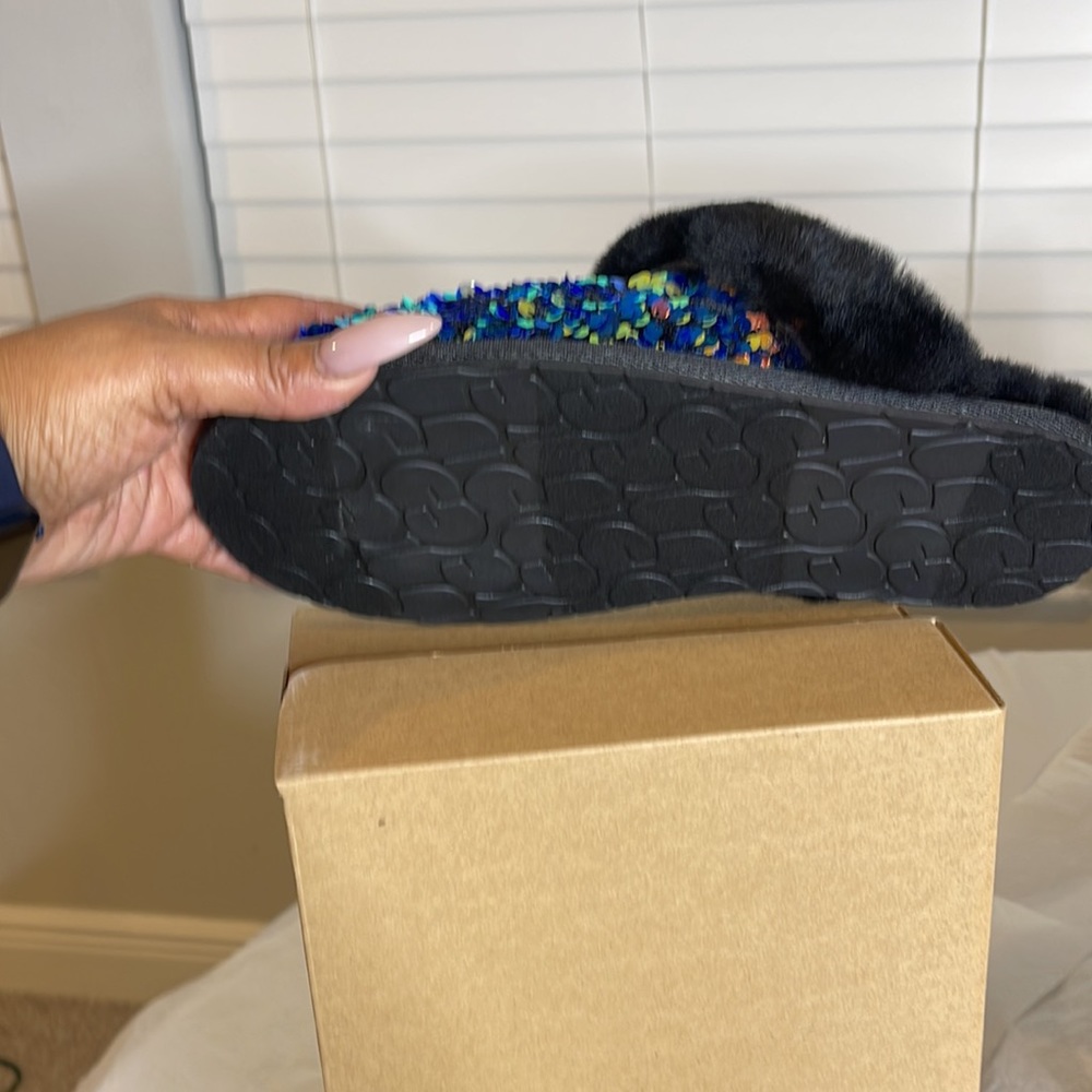 COPY - Ugg slippers - Picture 2 of 3